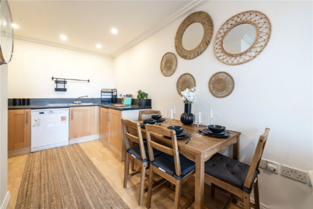 Flat in London, United Kingdom - picture 10