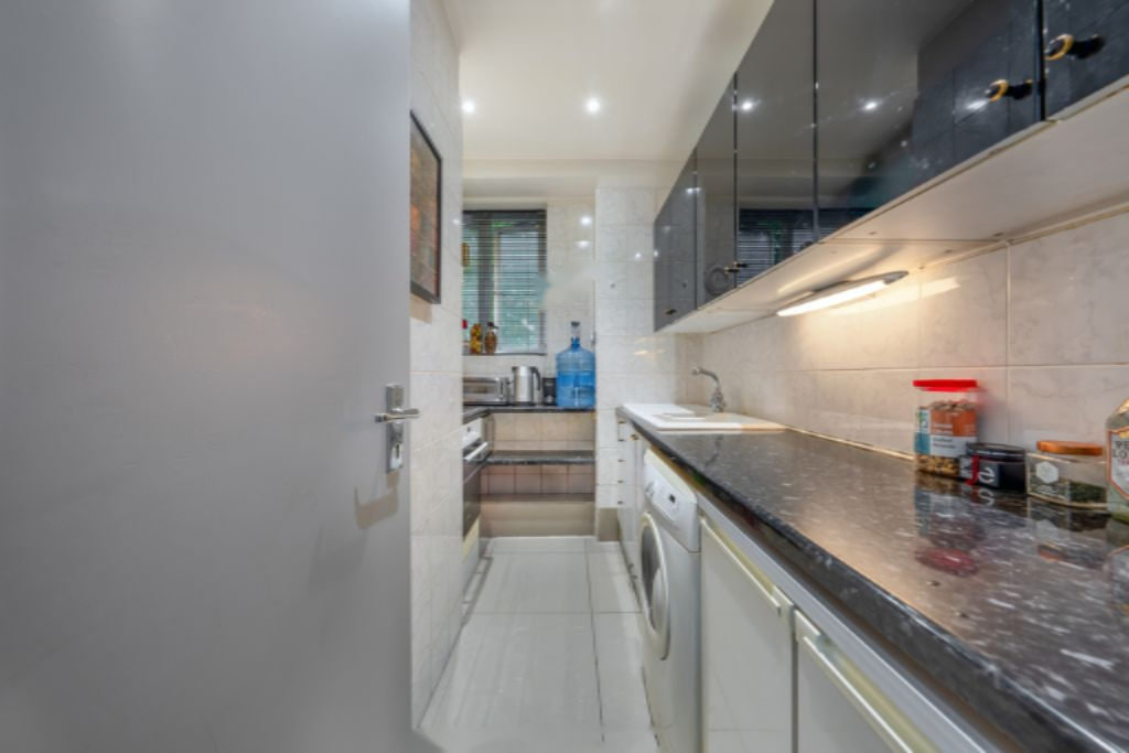 Flat in London, United Kingdom, 48 m² - picture 12