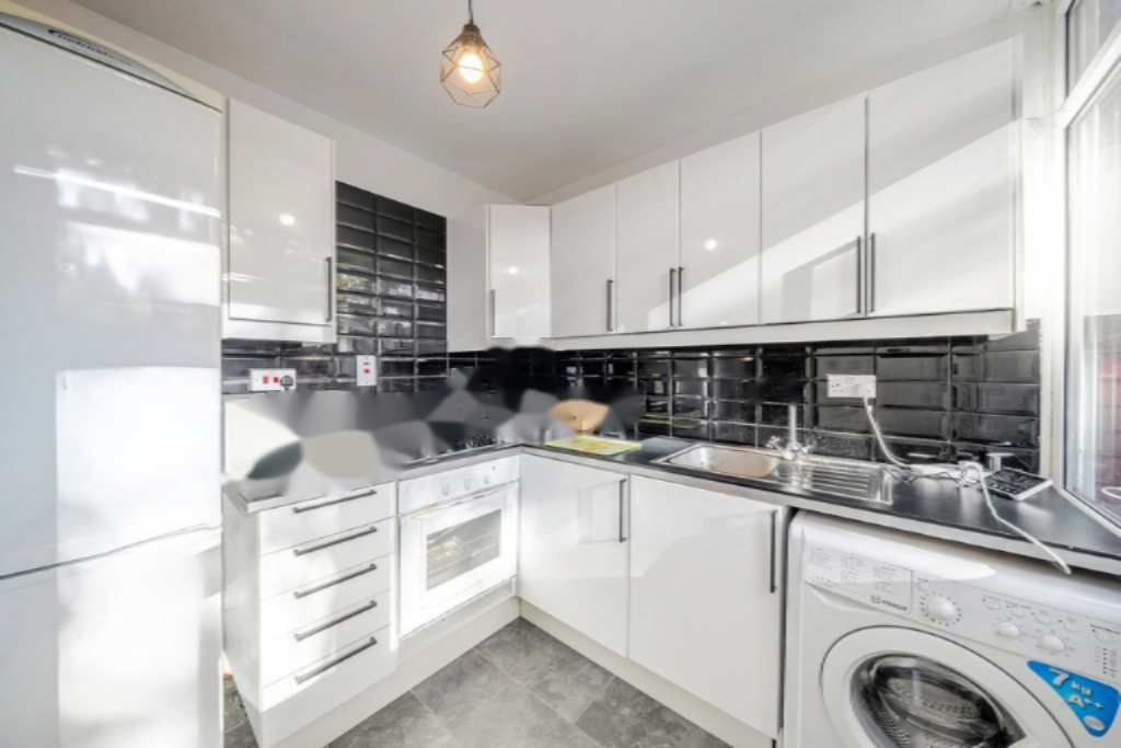 Flat in London, United Kingdom - picture 12