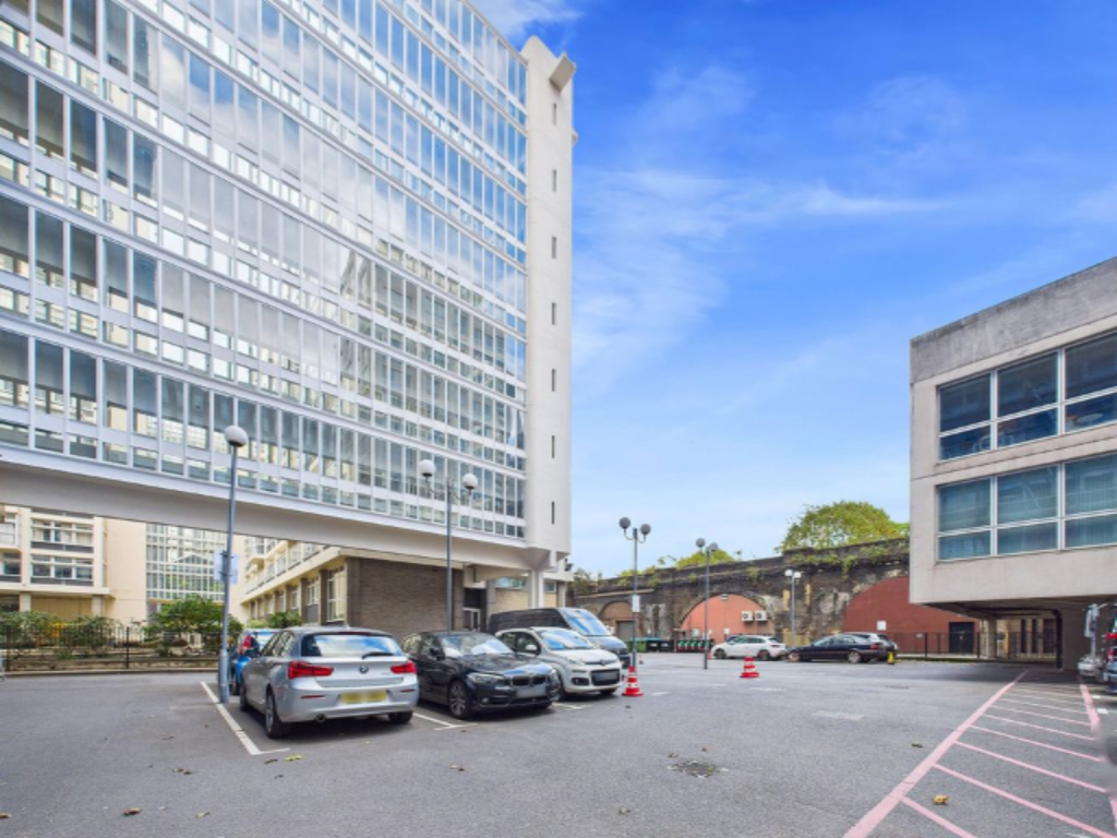 Flat in London, United Kingdom - picture 13