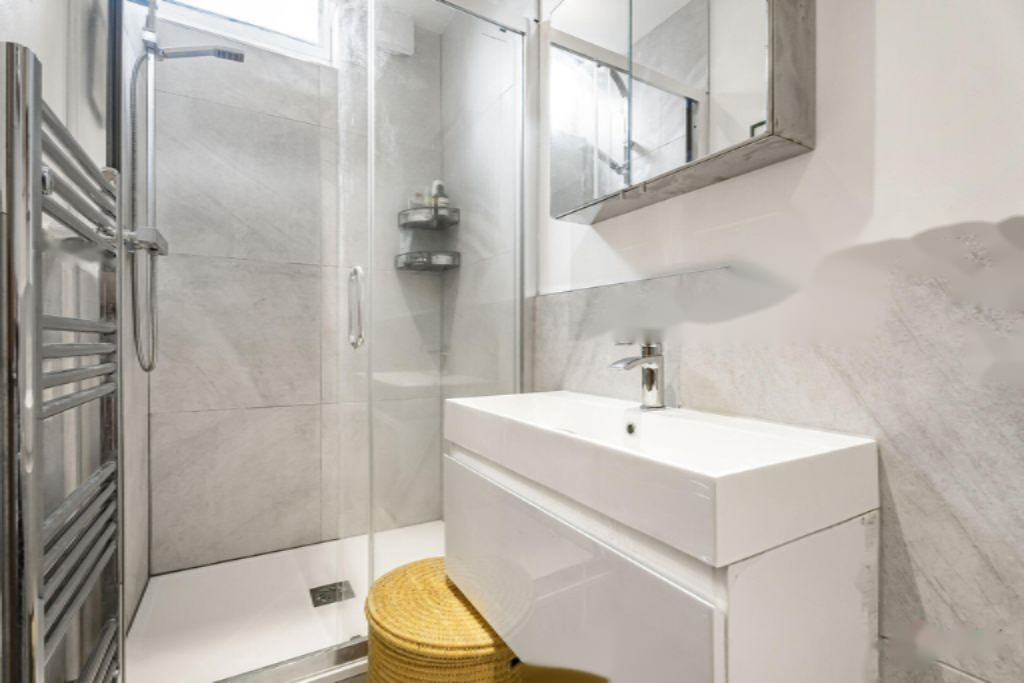 Flat in London, United Kingdom - picture 14