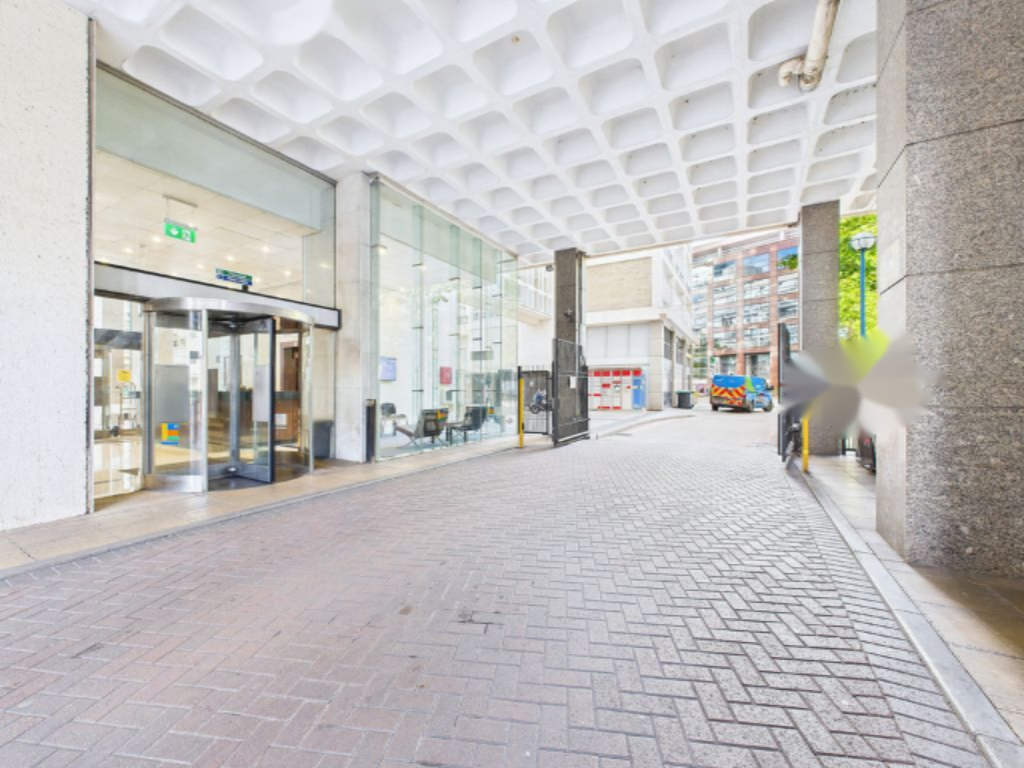 Flat in London, United Kingdom - picture 14