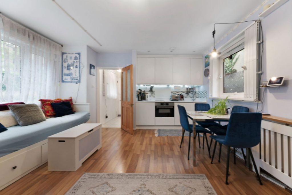 Flat in London, United Kingdom - picture 15