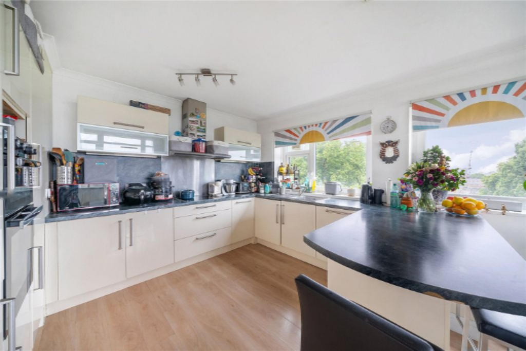 Flat in London, United Kingdom - picture 17