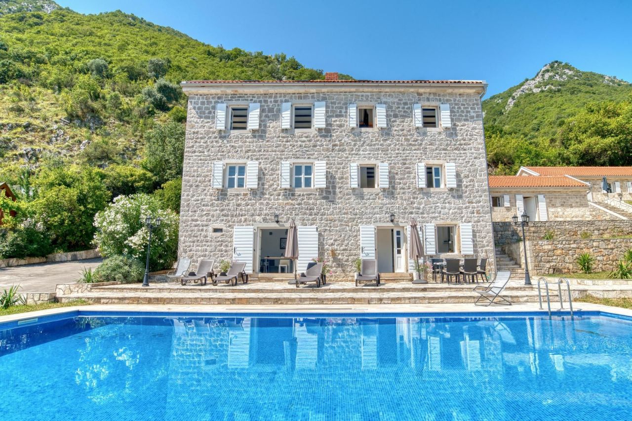 Villa in Prcanj, Montenegro, 800 m² - picture 1