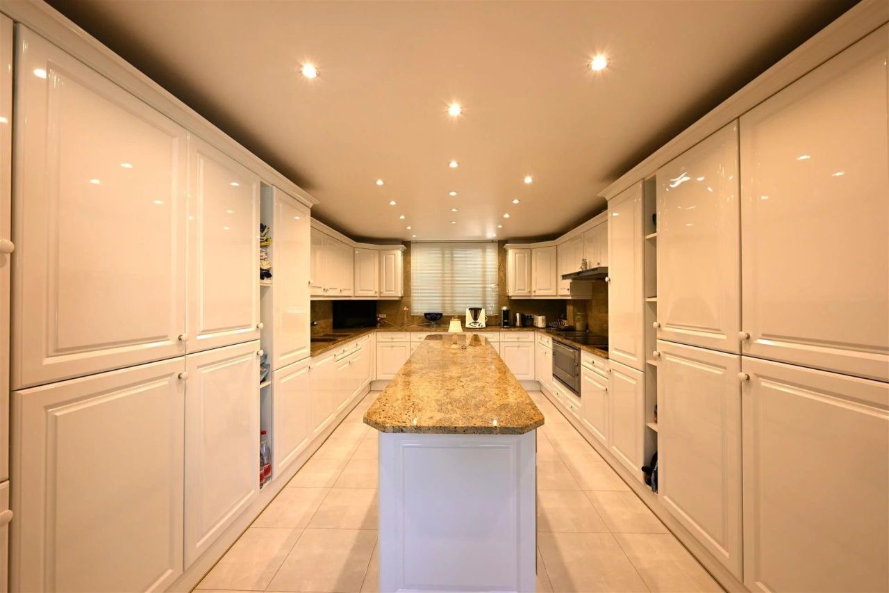 Flat in Beaulieu-sur-Mer, France, 160 m² - picture 7