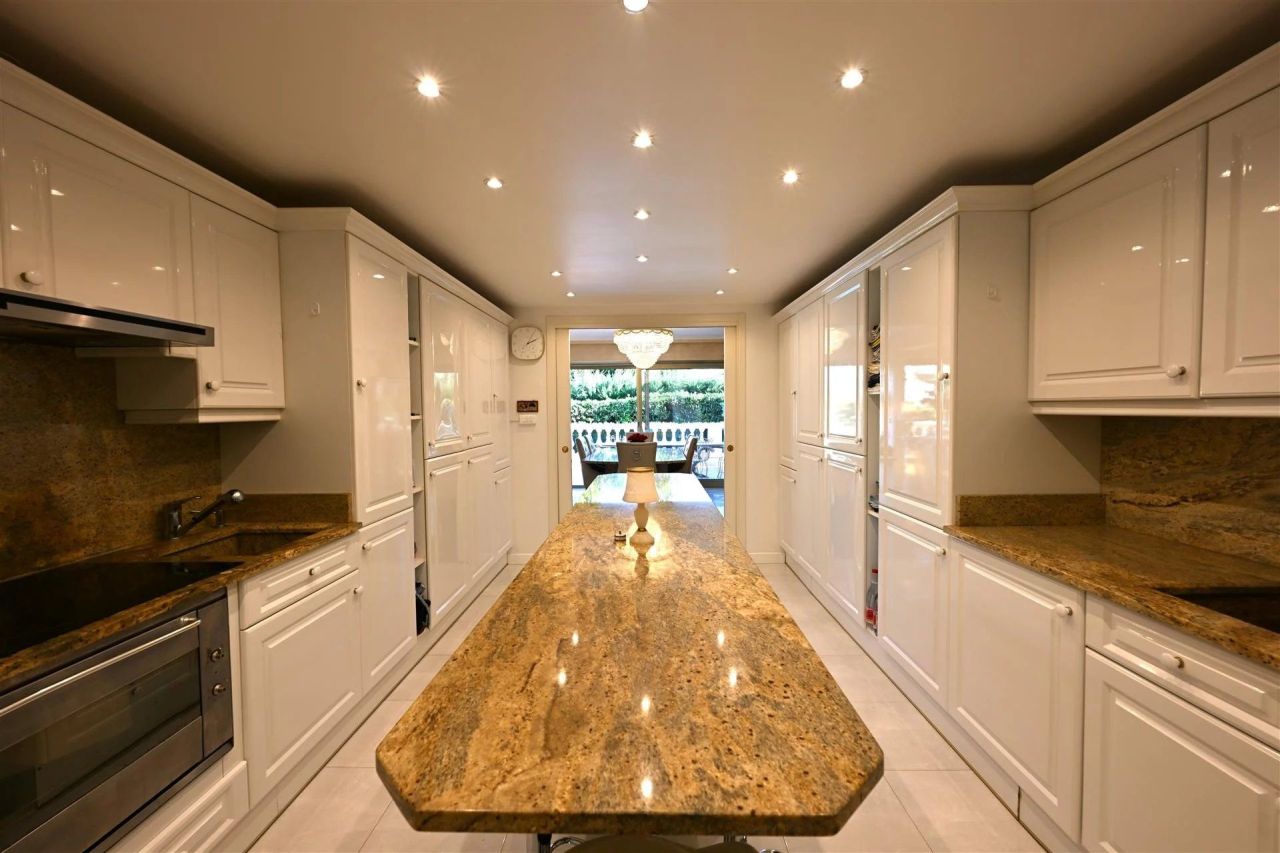 Flat in Beaulieu-sur-Mer, France, 160 m² - picture 8