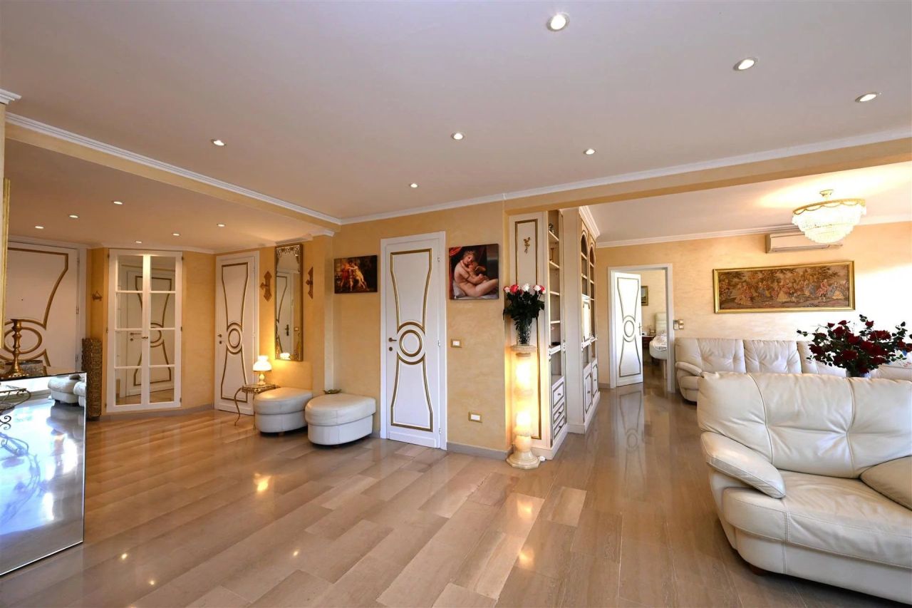 Flat in Beaulieu-sur-Mer, France, 160 m² - picture 10