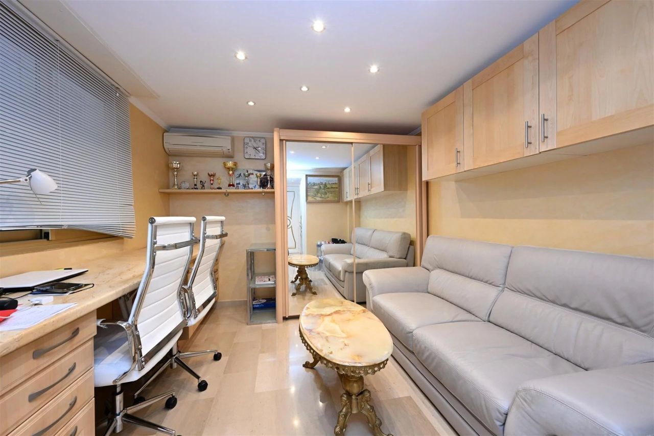 Flat in Beaulieu-sur-Mer, France, 160 m² - picture 12