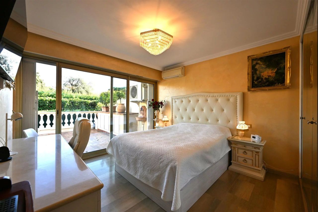 Flat in Beaulieu-sur-Mer, France, 160 m² - picture 13