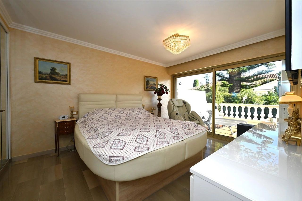 Flat in Beaulieu-sur-Mer, France, 160 m² - picture 14