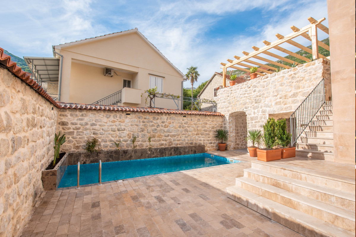 Hotel in Risan, Montenegro, 300 m² - picture 9