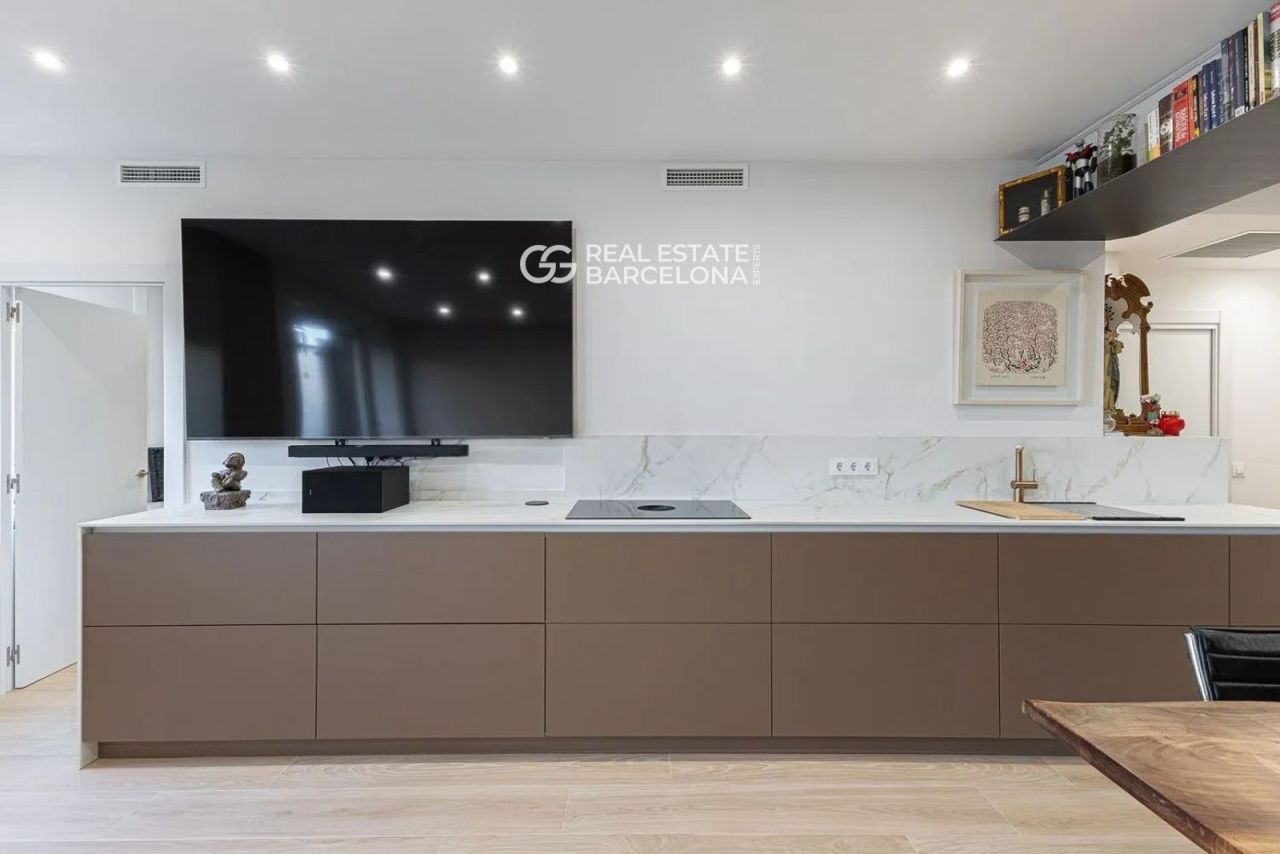 Flat in Eixample, Spain, 99 m² - picture 9