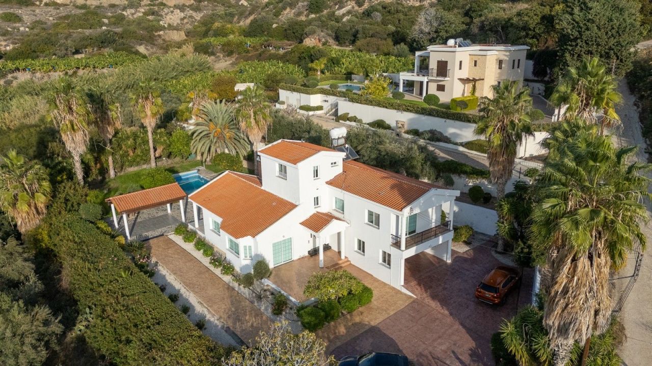 Villa in Paphos, Cyprus, 300 m² - picture 1