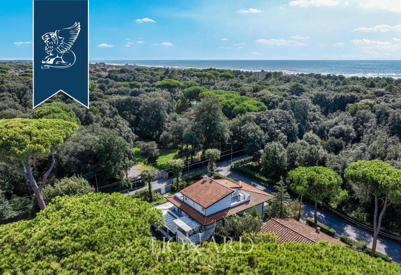 Villa in Pietrasanta, Italy, 650 m² - picture 1