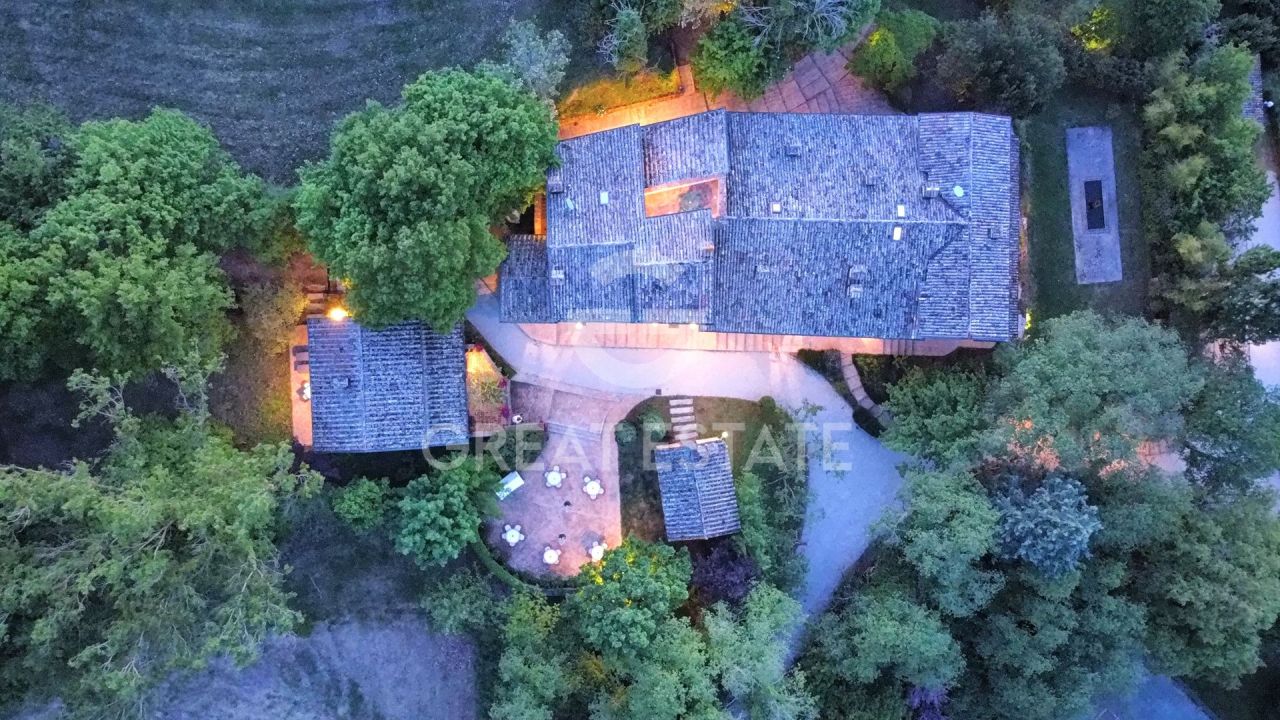 Casa en Umbertide, Italia, 1 237 m² - imagen 3