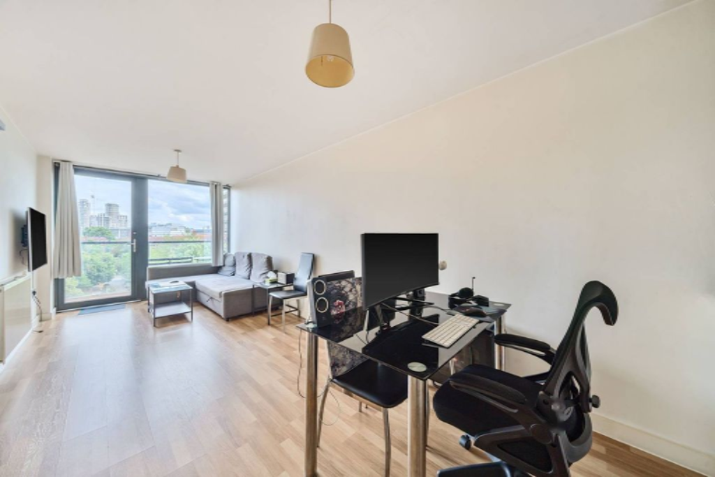 Flat in London, United Kingdom, 55 m² - picture 1