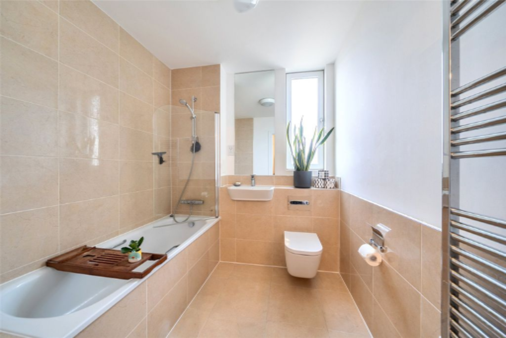 Flat in London, United Kingdom, 74 m² - picture 1