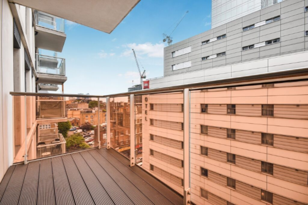 Flat in London, United Kingdom, 39 m² - picture 1