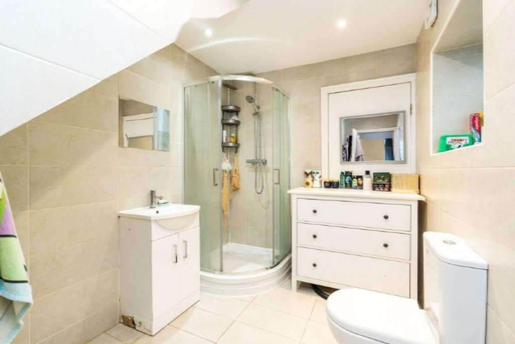 Flat in London, United Kingdom, 92 m² - picture 1