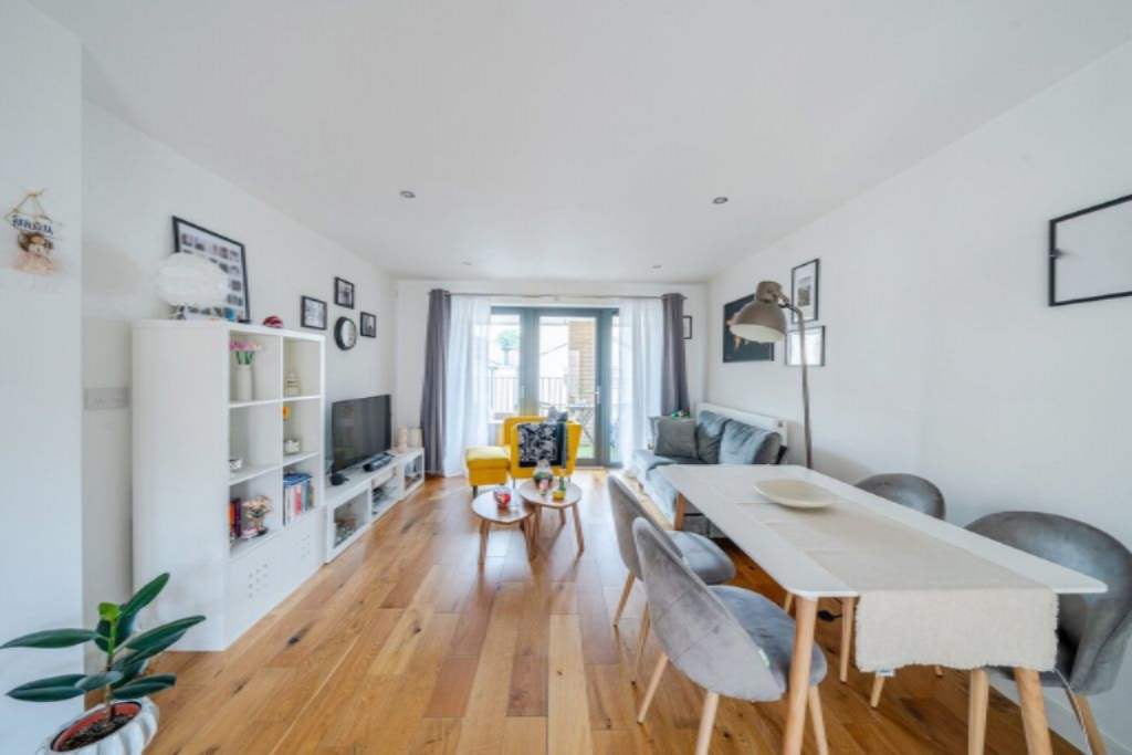 Flat in London, United Kingdom, 56 m² - picture 1