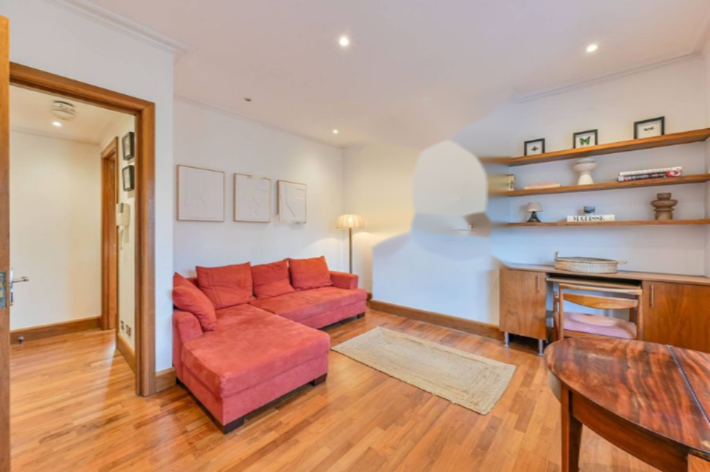 Flat in London, United Kingdom - picture 1