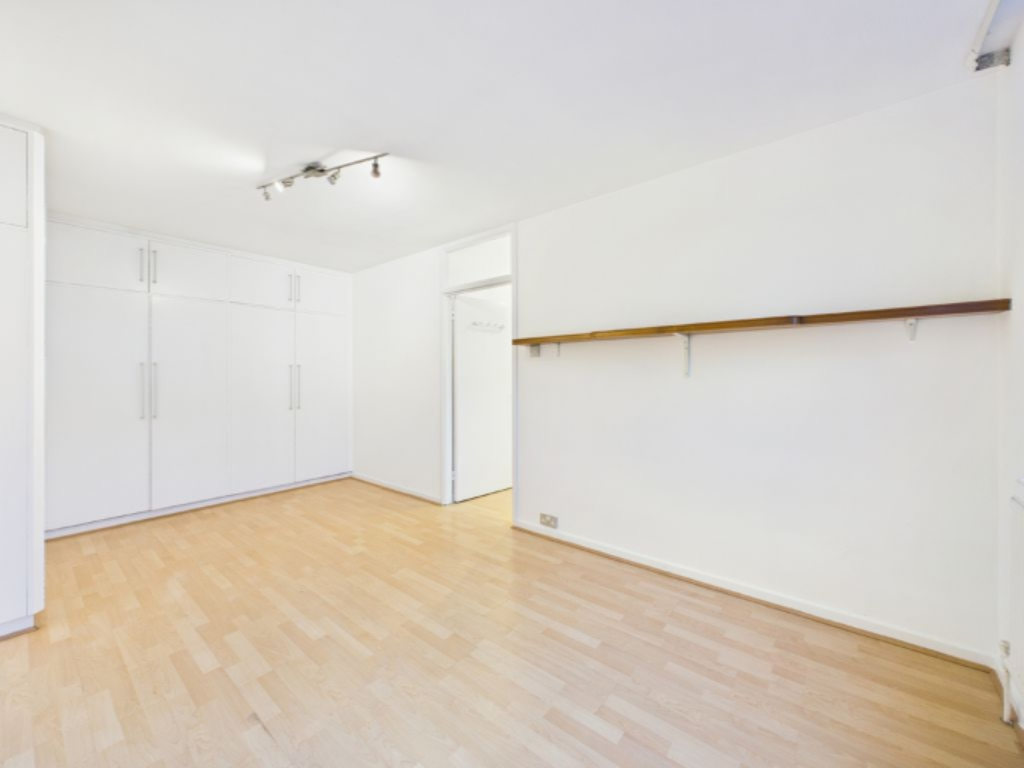 Flat in London, United Kingdom, 61 m² - picture 1