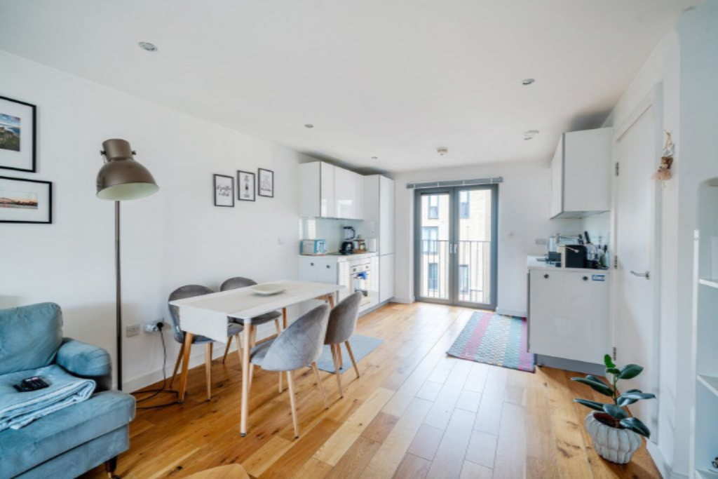 Flat in London, United Kingdom, 56 m² - picture 2