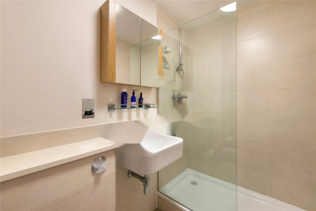 Flat in London, United Kingdom, 49 m² - picture 2