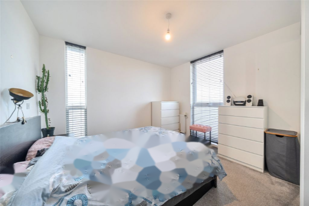 Flat in London, United Kingdom, 74 m² - picture 2