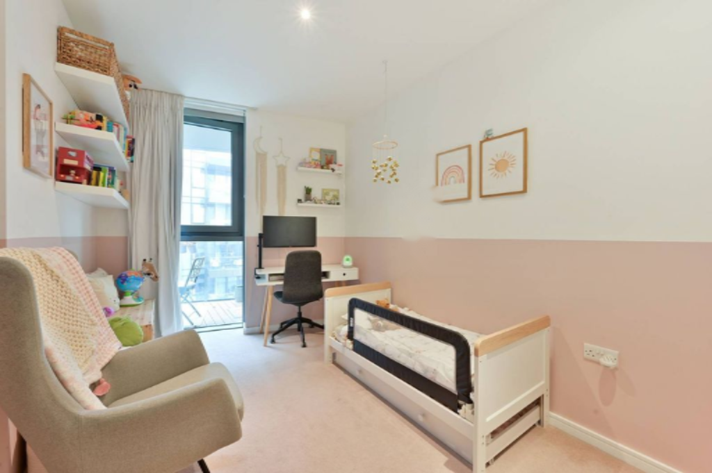 Flat in London, United Kingdom, 76 m² - picture 2