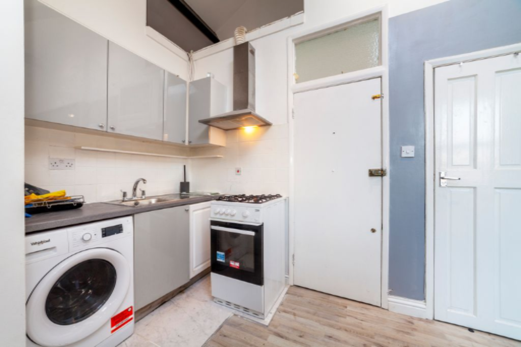 Flat in London, United Kingdom, 42 m² - picture 2