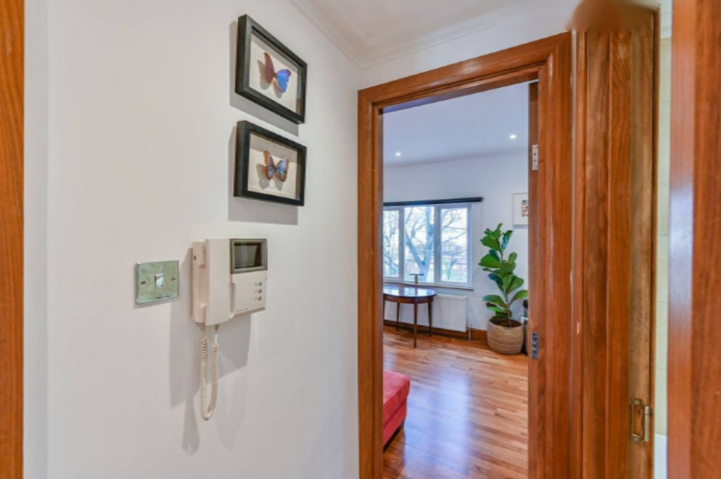 Flat in London, United Kingdom - picture 2