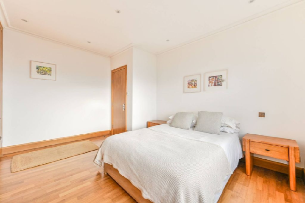 Flat in London, United Kingdom - picture 3