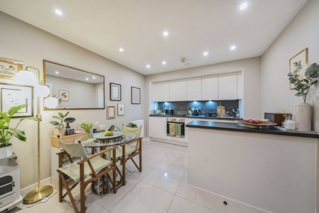 Flat in London, United Kingdom, 45 m² - picture 4