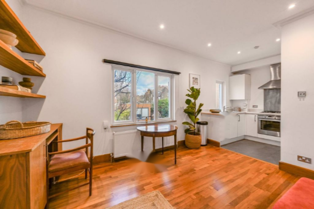 Flat in London, United Kingdom - picture 5