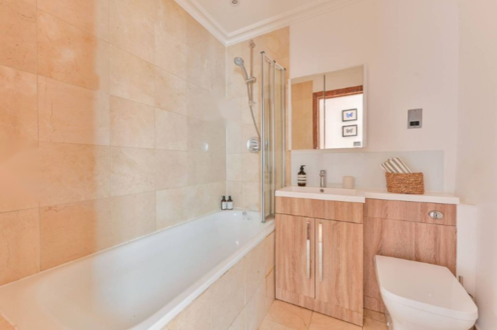 Flat in London, United Kingdom - picture 8