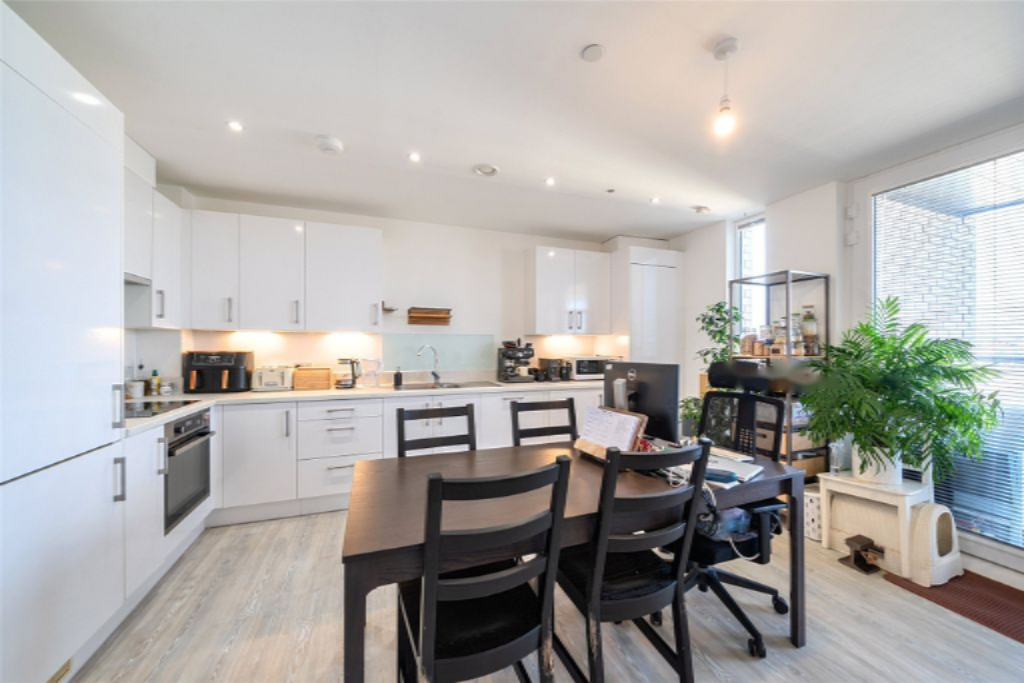 Flat in London, United Kingdom, 74 m² - picture 9