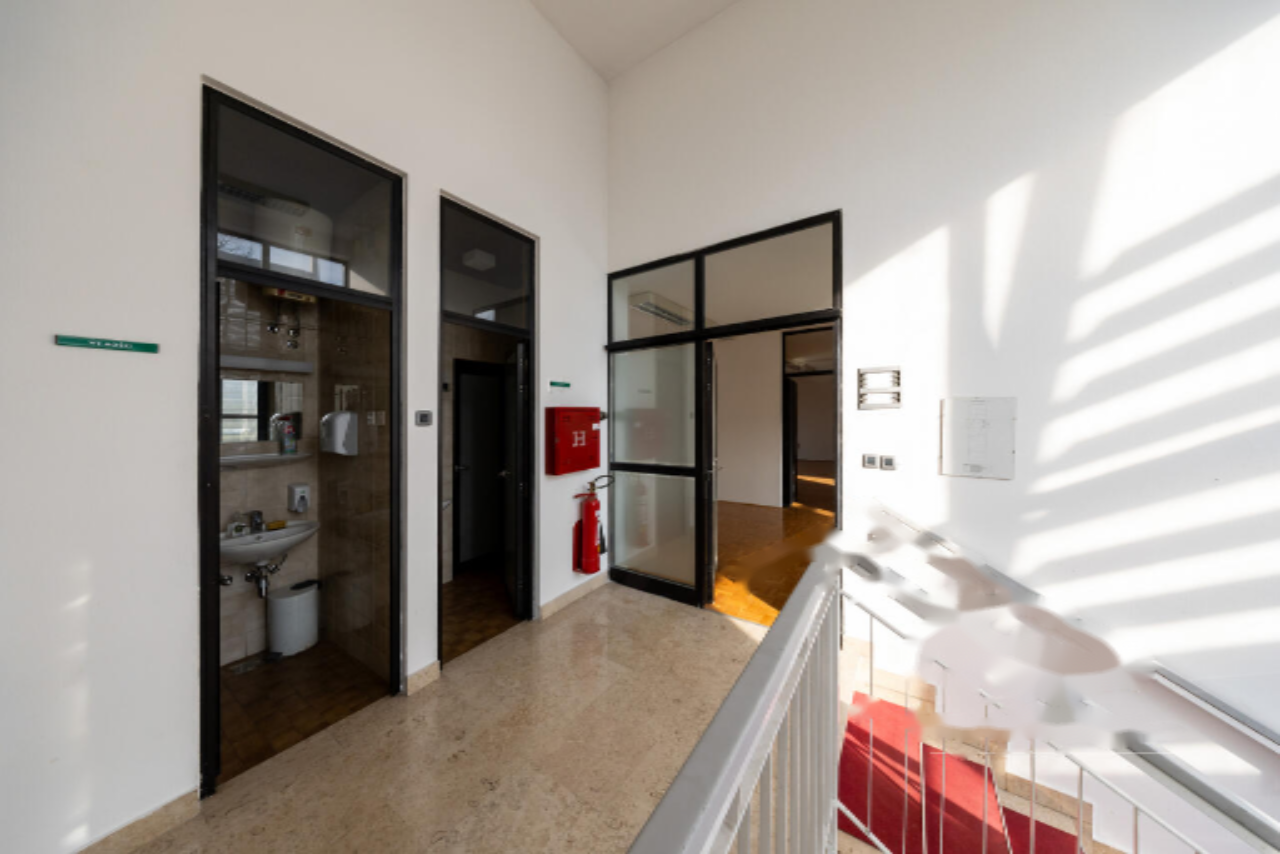 Oficina en Liubliana, Eslovenia, 1 098 m² - imagen 11