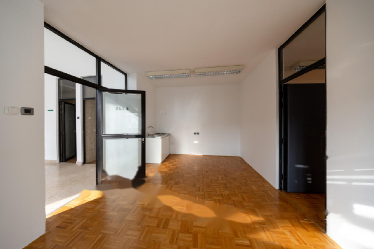 Oficina en Liubliana, Eslovenia, 1 098 m² - imagen 12