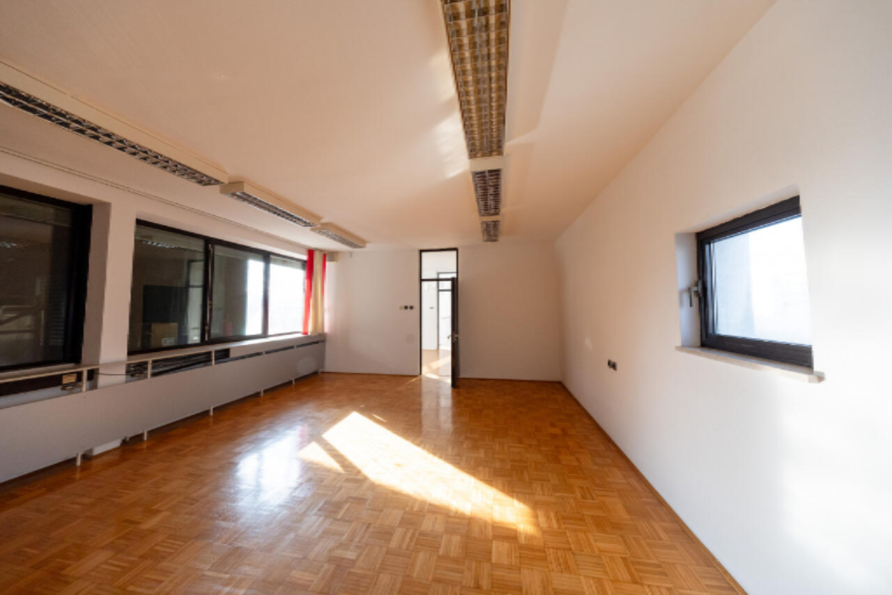 Oficina en Liubliana, Eslovenia, 1 098 m² - imagen 13