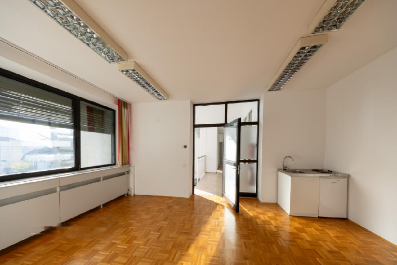 Oficina en Liubliana, Eslovenia, 1 098 m² - imagen 14
