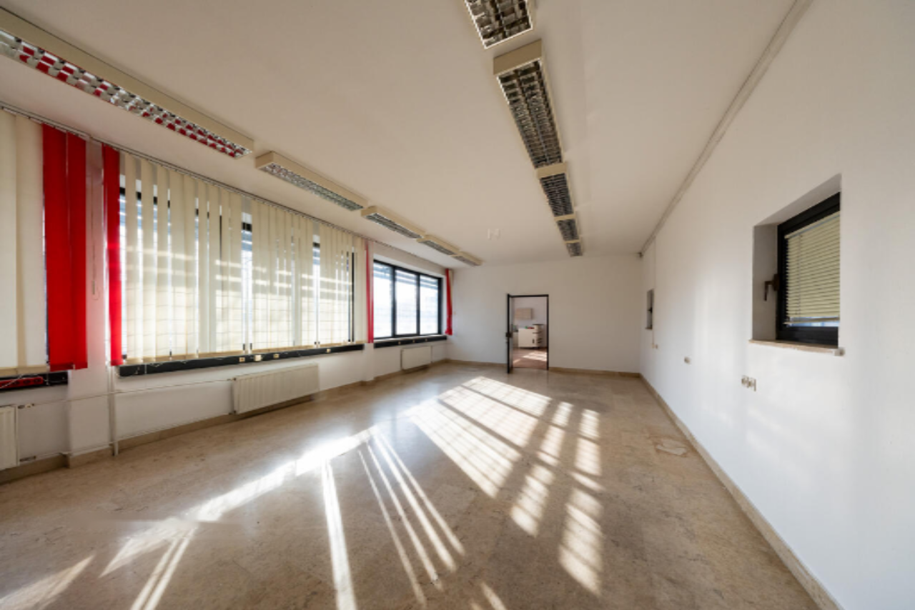 Oficina en Liubliana, Eslovenia, 1 098 m² - imagen 16