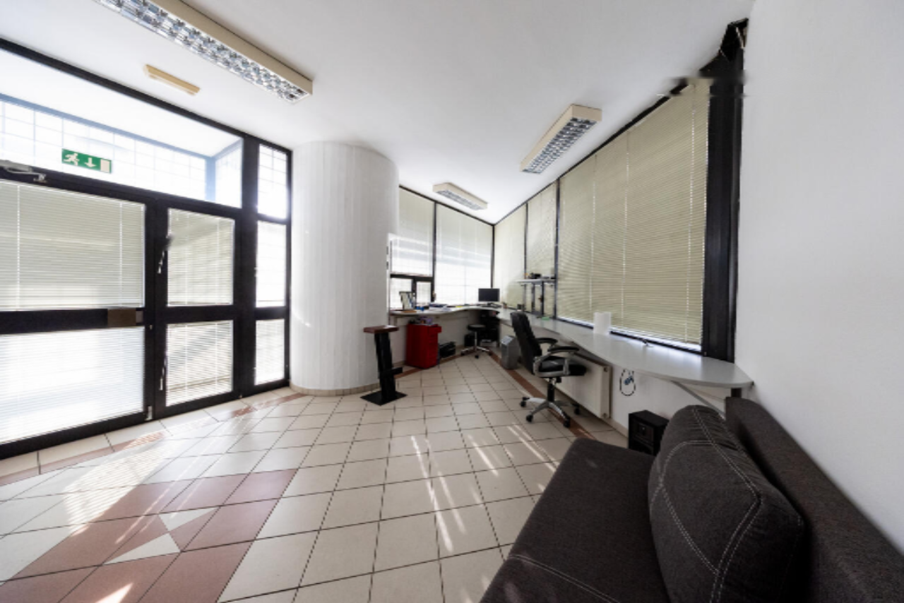 Oficina en Liubliana, Eslovenia, 1 098 m² - imagen 18