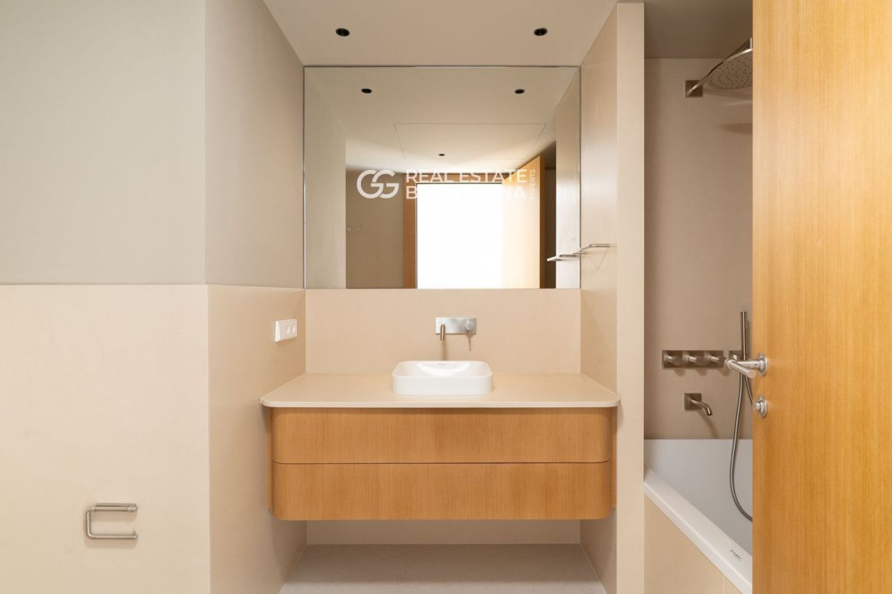 Flat in Barcelona, Spain, 200 m² - picture 17