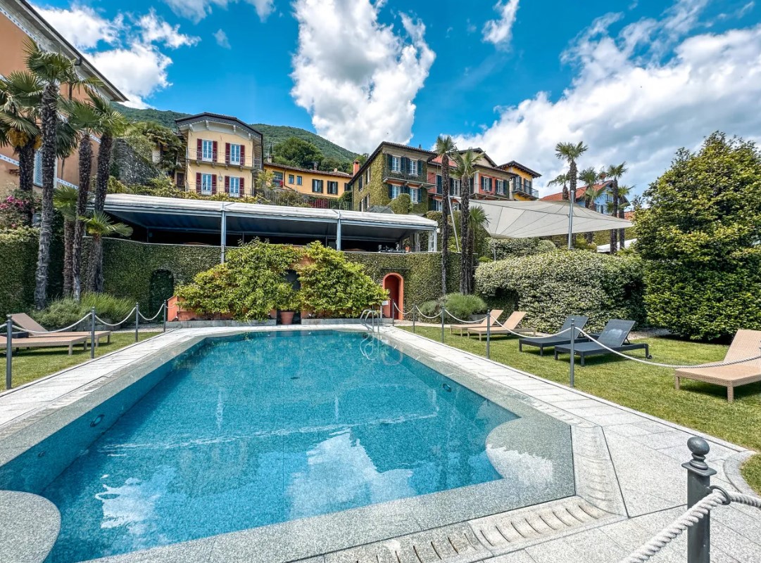 Hôtel à Oggebbio, Italie, 3 500 m² - image 1