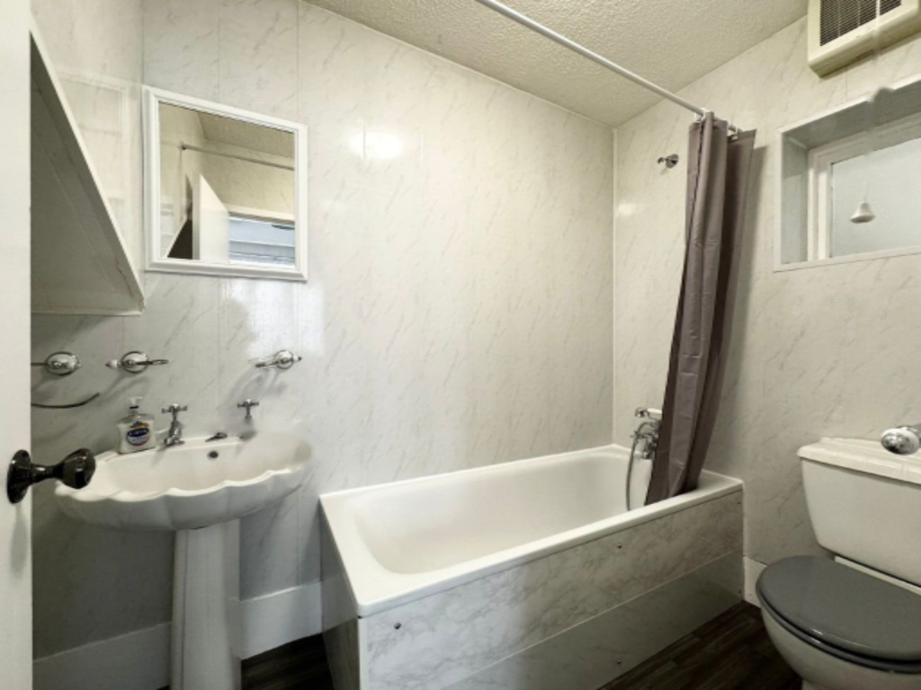 Flat in London, United Kingdom - picture 1