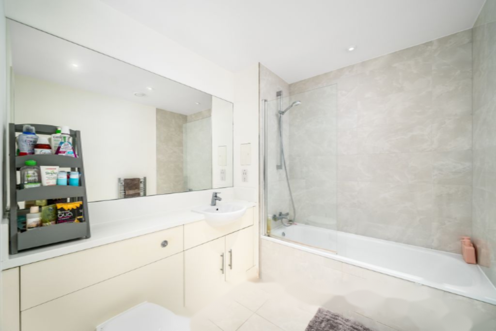 Flat in London, United Kingdom, 48 m² - picture 1