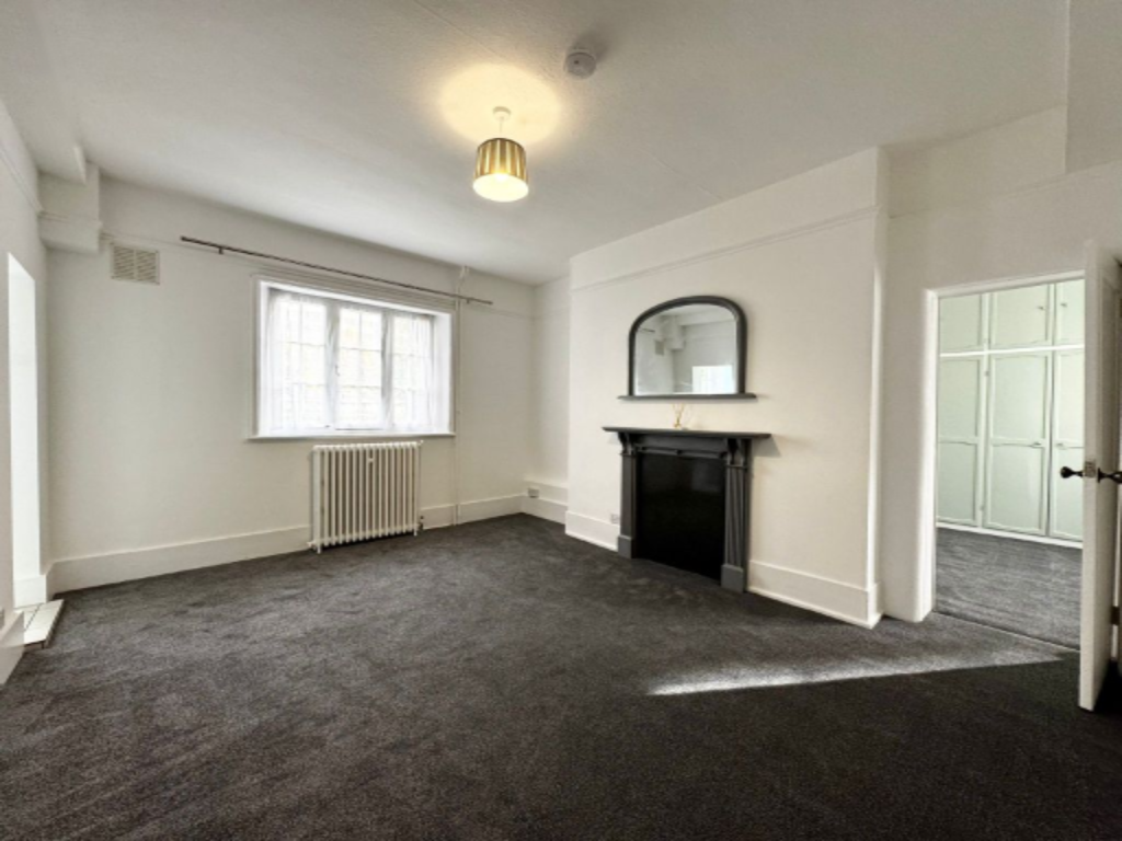 Flat in London, United Kingdom - picture 3