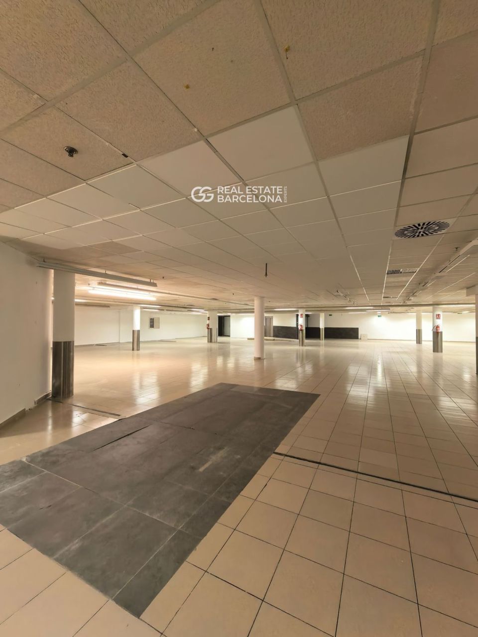 Boutique à Tarrasa, Espagne, 2.34 m² - image 4